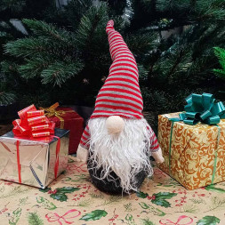 Гном размер 9*11*25см с полосатой шапкой арт 55344