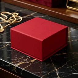 Коробка квадрат красная с магнитом размер 10*10*5см
