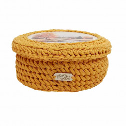 Шкатулка вязаная круглая горчичная D21см L10см