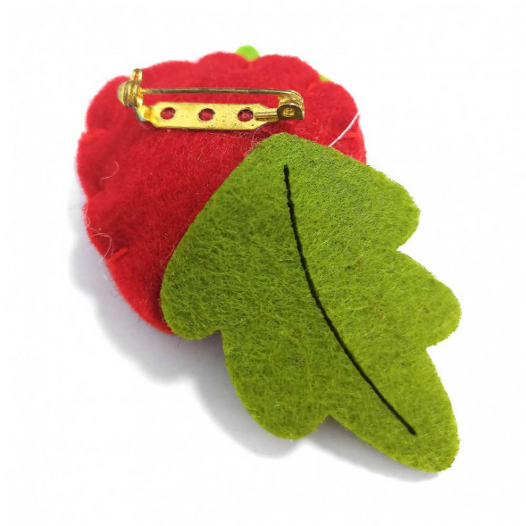 Клубника из фетра на булавке размер 5*6см
