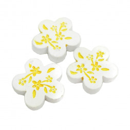 Декор Цветок бело-желтый на липучке размер 2,5см